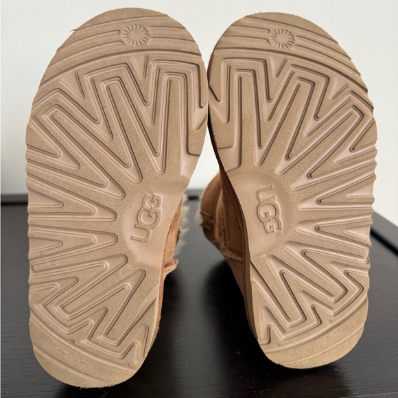 UGG Kids' Bailey Button II Boot - Picture 4 of 7